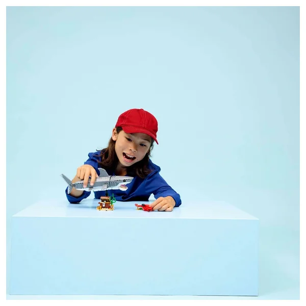 LEGO - Creator 3 in 1 - Fierce Shark with a Treasure Chest - Construction Set Toys - 31381