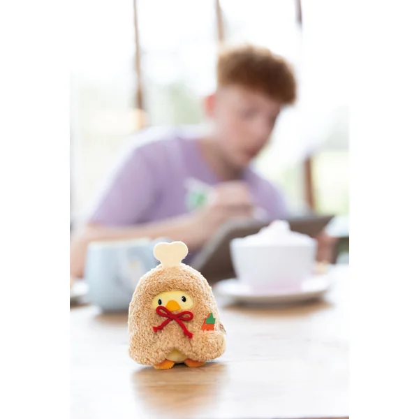 NICI peluche MyMochi Poulet Tschieps 8 cm en costume de cuisse de poulet et sauce chili.