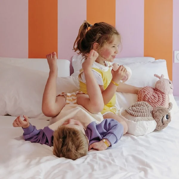 PTIPOTOS Escargot en peluche Speedou marron - maman avec bébé