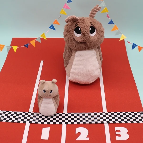 PTIPOTOS Escargot en peluche Speedou marron - maman avec bébé